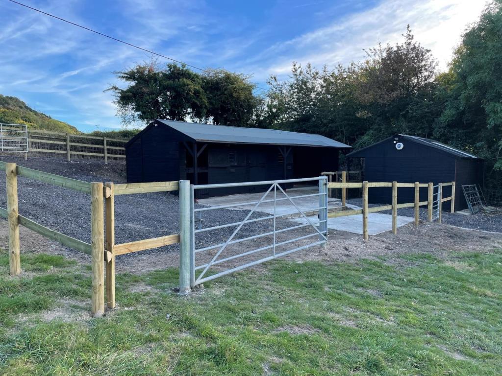 Lot: 84 - LAND EXTENDING TO OVER THREE ACRES WITH STABLES - 